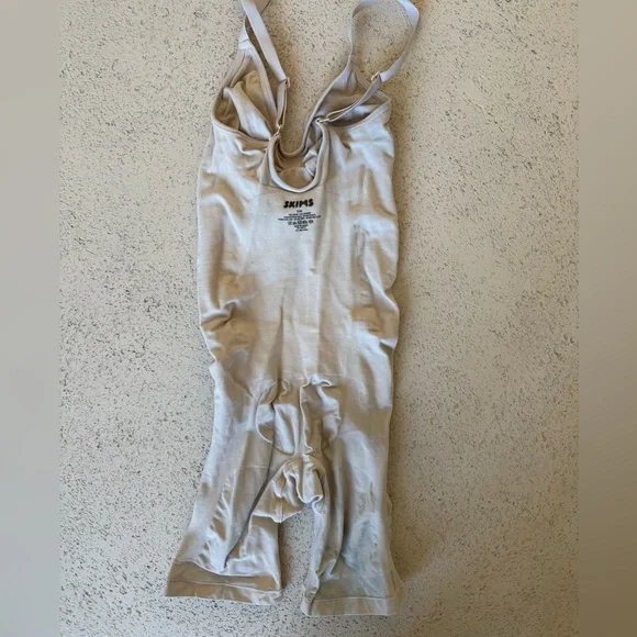 SKIMS SCULPTING BODYSUIT MID THIGH W. OPEN GUSSET | SAND - Picture 3 of 7